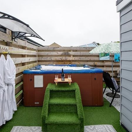 Ferienwohnung Adorable Private Couples Retreat With Hot Tub Llanfechell Exterior foto