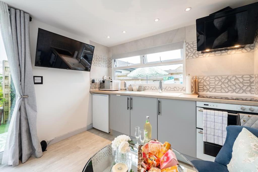 Ferienwohnung Adorable Private Couples Retreat With Hot Tub Llanfechell Exterior foto